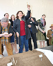 Christine Reimer stach den Spargel 2017 beim Spargelmarkt in Schrobenhausen  (©Foto: Martin Schmitz)